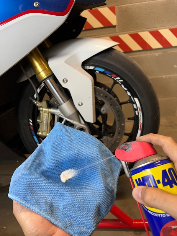 pulire i cerchi della moto con wd40